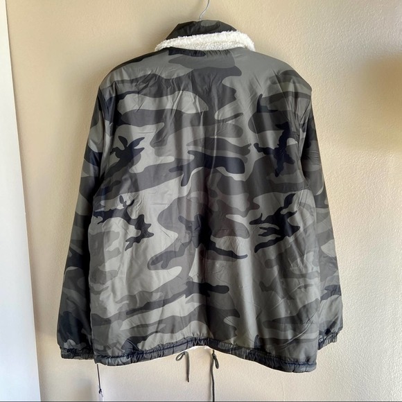 Men’s UGG Green Camo Fleece Waterproof Jacket - Picture 6 of 9
